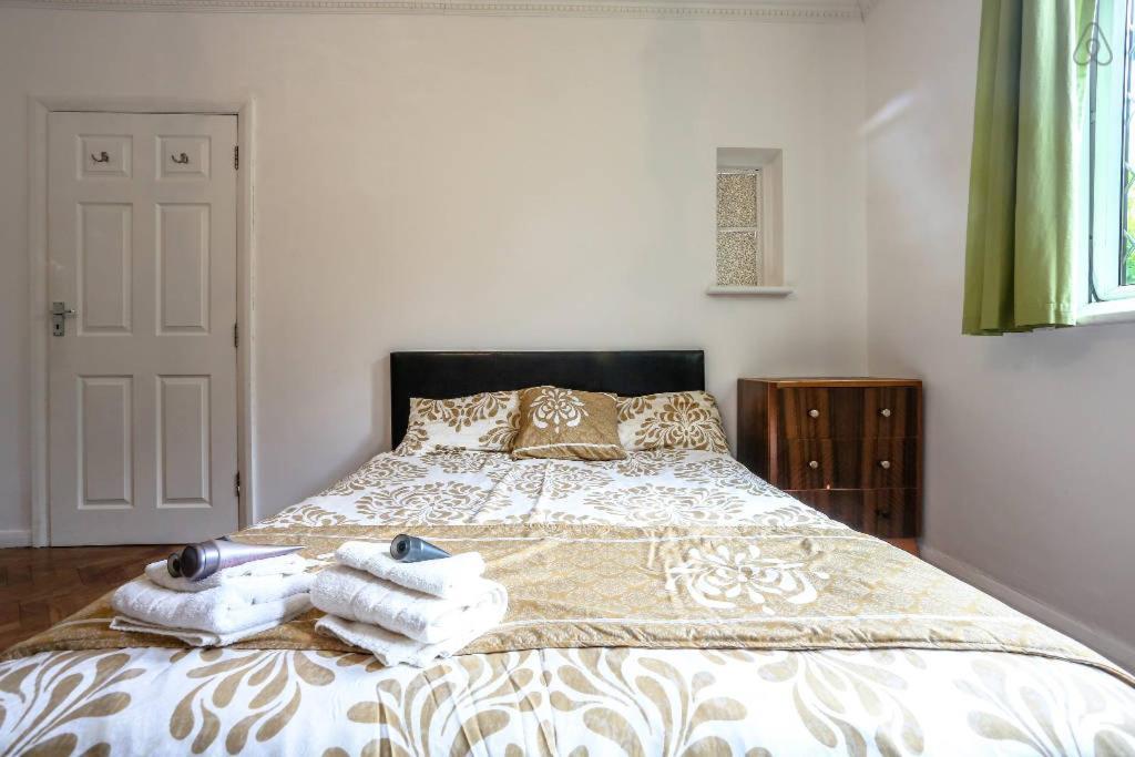 Oyo Guest House Ellipse Whetstone Exterior foto